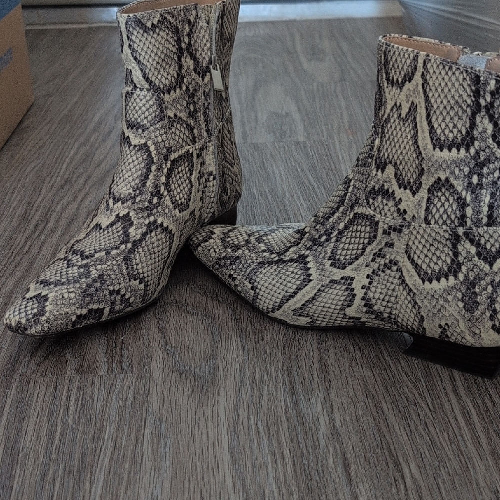 Free People Genuine Leather Snakeskin Ankle Booties. SIZE 9